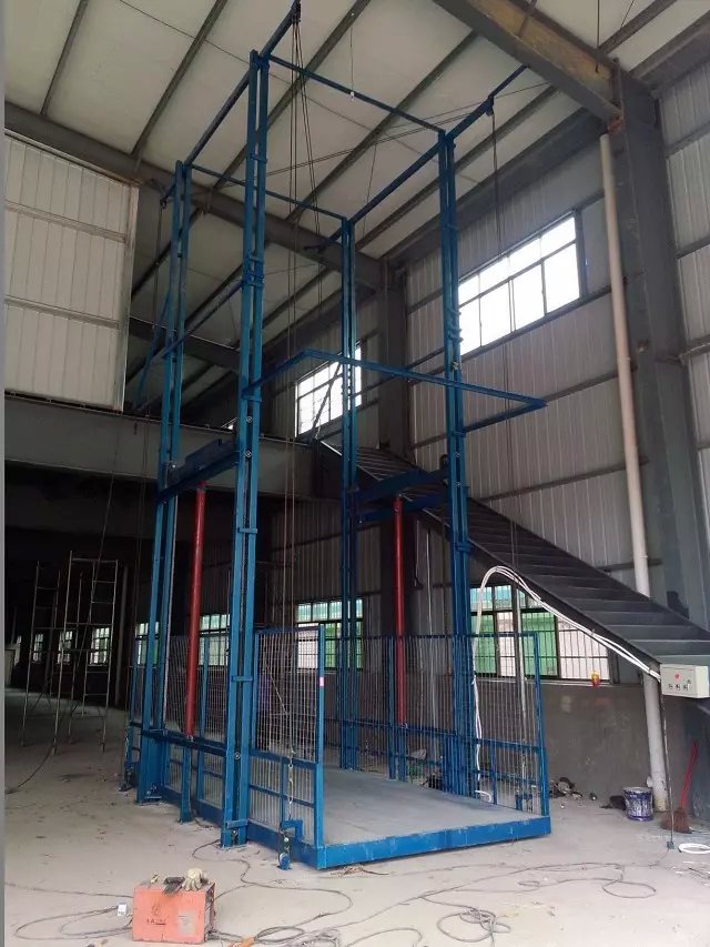 導(dǎo)軌式液壓升降機(jī)