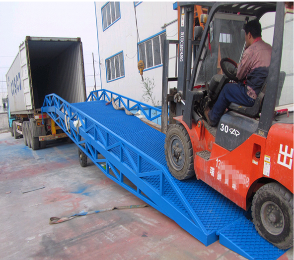 移動(dòng)式登車橋使用現(xiàn)場(chǎng)